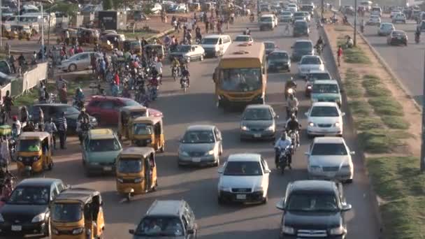 Befahrene Straße Mit Menschen Autos Lastwagen Und Motorrädern Berufsverkehr Auf — Stockvideo