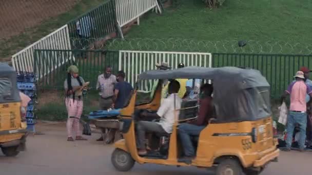 2020年5月6日に撮影されたナイジェリア西アフリカの首都アブジャのニャンヤンの忙しい道路でラッシュ時に人 トラックやオートバイで忙しい通り — ストック動画