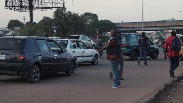Ocupada Calle Con Personas Coches Camiones Motocicleta Hora Punta Una — Vídeo de stock