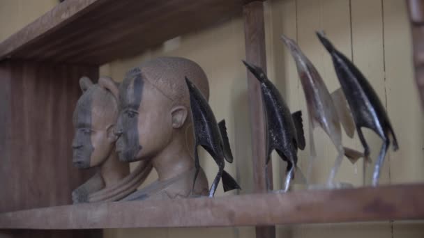 2023年2月24日 尼日利亚卡拉巴尔 装饰过的手工木制面具 用非洲树木木雕 — 图库视频影像