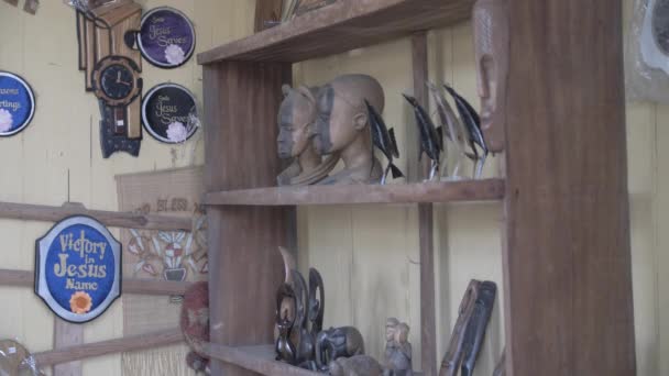 2023年2月24日 尼日利亚卡拉巴尔 装饰过的手工木制面具 用非洲树木木雕 — 图库视频影像