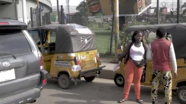Febrero 2023 Lagos Nigeria Hora Punta Personas Ocupadas Supervivencia África — Vídeo de stock