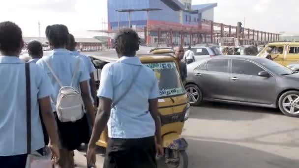 Februar 2023 Lagos Nigeria Myldretiden Travle Mennesker Afrikas Overlevelse Trafikpropper – Stock-video
