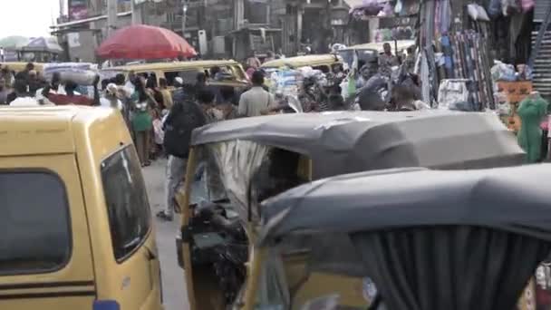 2023年2月4日 ラゴス ナイジェリア ラッシュアワー 忙しい人々 アフリカの生存とラゴス市の交通渋滞ナイジェリア — ストック動画