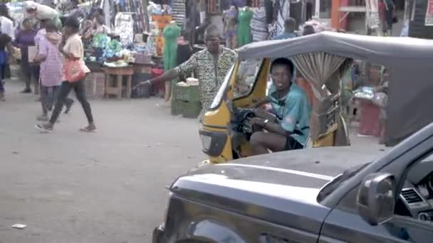 Febrero 2023 Lagos Nigeria Hora Punta Personas Ocupadas Supervivencia África — Vídeo de stock