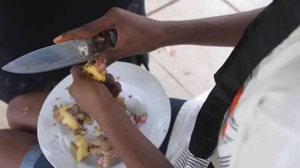 2022年5月24日 尼日利亚拉各斯 非洲厨师烹调和准备尼日利亚流行的菜肴和汤 — 图库视频影像