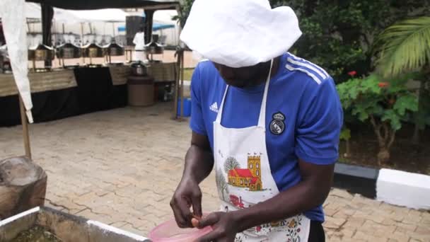 Μαΐου 2022 Λάγος Νιγηρία Αφρικανός Σεφ Μαγείρεμα Και Την Προετοιμασία — Αρχείο Βίντεο