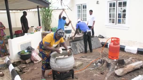 Mayo 2022 Lagos Nigeria Chef Africano Cocina Prepara Platos Populares — Vídeos de Stock