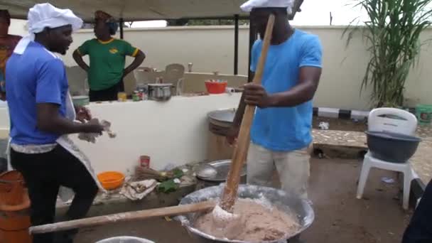 2022年5月24日 尼日利亚拉各斯 非洲厨师烹调和准备尼日利亚流行菜肴 — 图库视频影像