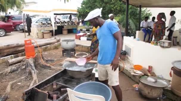 2022年5月24日 尼日利亚拉各斯 非洲厨师烹调和准备尼日利亚流行菜肴 — 图库视频影像