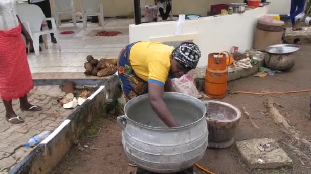 2022 라고스 나이지리아 나이지리아 인기있는 요리를 요리하고 준비하는 아프리카 요리사 — 비디오