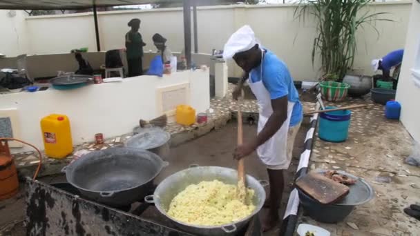 2022年5月24日 ラゴス ナイジェリア アフリカのシェフが料理とナイジェリアの人気料理の準備 — ストック動画