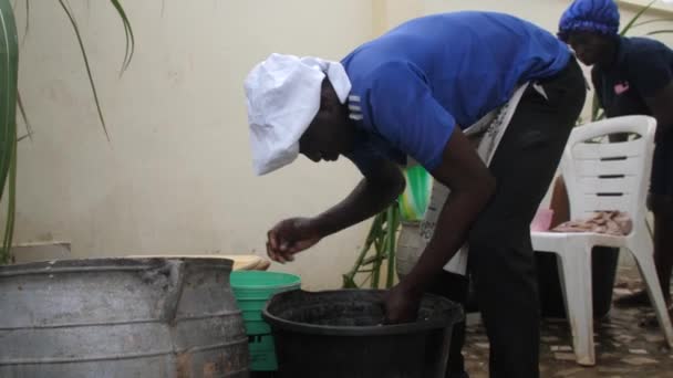 Mayo 2022 Lagos Nigeria Chef Africano Cocina Prepara Platos Populares — Vídeo de stock
