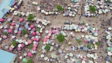 12 Temmuz 2022, Mararaba, Nassarawa eyaleti Nijerya: Afrika yerel satıcı ve alıcı pazarının İHA görüntüsü turuncu pazarda, Nijerya 'nın batı Afrika' sında