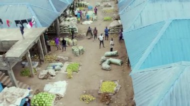 12 Temmuz 2022, Mararaba, Nassarawa eyaleti Nijerya: Afrika yerel satıcı ve alıcı pazarının İHA görüntüsü turuncu pazarda, Nijerya 'nın batı Afrika' sında