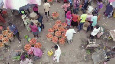 12 Temmuz 2023, Mararaba, Nassarawa eyaleti Nijerya: Afrika yerel pazarının portakal pazarı Mararaba, Nijerya Batı Afrika 'daki insansız hava aracı görüntüsü