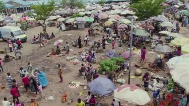 12 Temmuz 2023, Mararaba, Nassarawa eyaleti Nijerya: Afrika yerel pazarının portakal pazarı Mararaba, Nijerya Batı Afrika 'daki insansız hava aracı görüntüsü