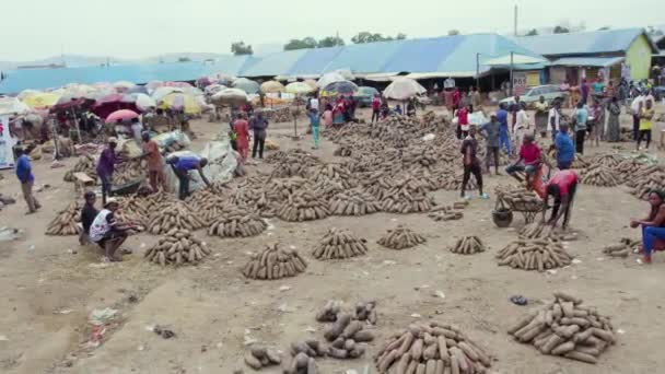 2022年7月12日 ナイジェリア ナサラワ州マララバ アフリカ現地市場の空中視界を撮影したドローン — ストック動画
