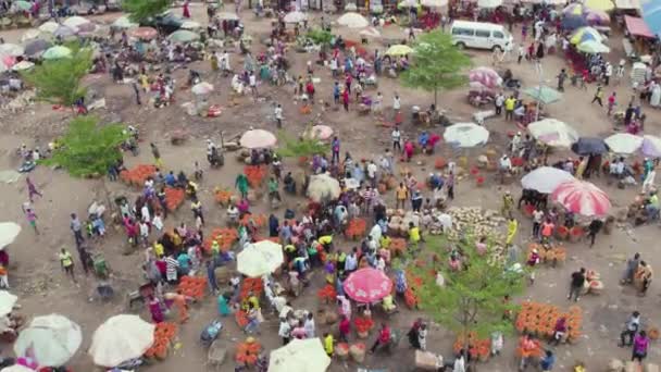 2023年7月12日 ナイジェリアのマララバ州マララバ オレンジ市場のマララバ 西アフリカのアフリカの地元市場の空中視界のドローンショット — ストック動画