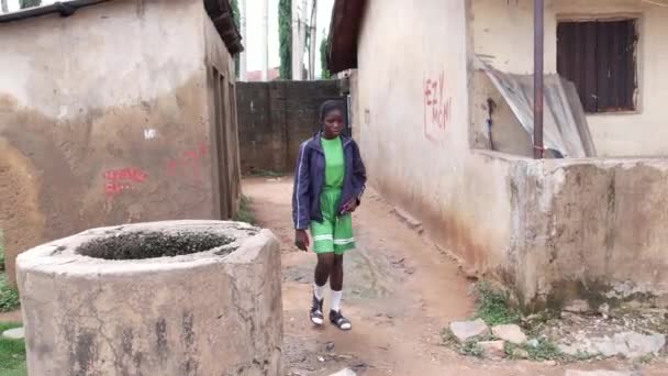 2022年4月2日 尼日利亚贝努埃州Makurdi 非洲学童沿街步行 — 图库视频影像