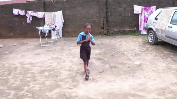 April 2022 Makurdi Benue Nigeria Afrikanische Schulkinder Laufen Auf Der — Stockvideo