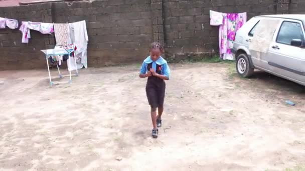 2022年4月2日 尼日利亚贝努埃州Makurdi 非洲学童沿街步行 — 图库视频影像