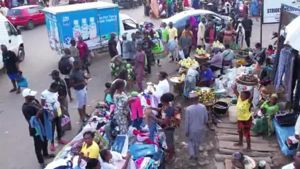 2022年12月12日 尼日利亚拉各斯 当地非洲人在一个受欢迎的市场上买卖商品 即发展中国家的当地圣诞购物市场 — 图库视频影像