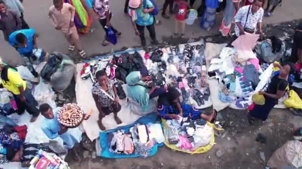 2022年12月12日 尼日利亚拉各斯 当地非洲人在一个受欢迎的市场上买卖商品 即发展中国家的当地圣诞购物市场 — 图库视频影像