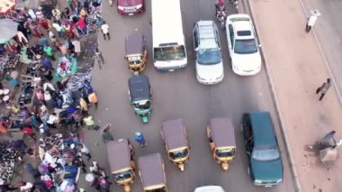 24 Temmuz 2022, Lagos, Nijerya: Yoğun sokak trafiğinin, Afrika trafiğinin ve Afrika trafiğinin insansız hava aracı görüntüleri