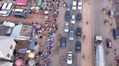 24 Temmuz 2022, Lagos, Nijerya: Yoğun sokak trafiğinin, Afrika trafiğinin ve Afrika trafiğinin insansız hava aracı görüntüleri