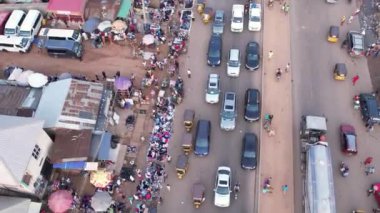 24 Temmuz 2022, Lagos, Nijerya: Yoğun sokak trafiğinin, Afrika trafiğinin ve Afrika trafiğinin insansız hava aracı görüntüleri