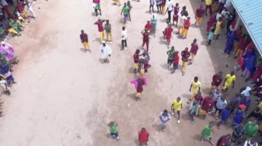 24 Ocak 2022, Mararaba, Nasarawa eyaleti Nijerya: Nijerya devlet okulunun insansız hava aracı çekimi Afrika 'da geleneksel dans gösterisi