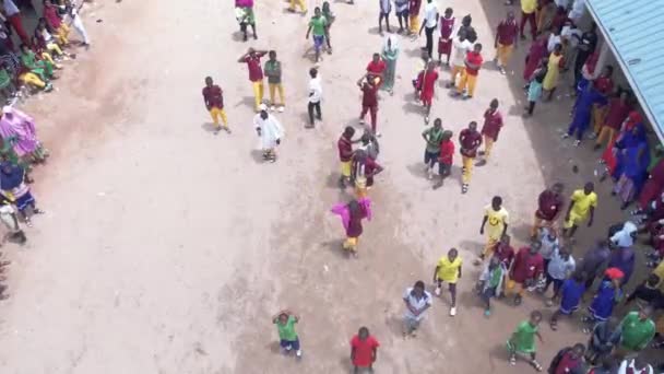 2022年1月24日 尼日利亚纳萨拉瓦州马拉巴 尼日利亚公立学校在非洲表演传统舞蹈的无人驾驶飞机空射 — 图库视频影像