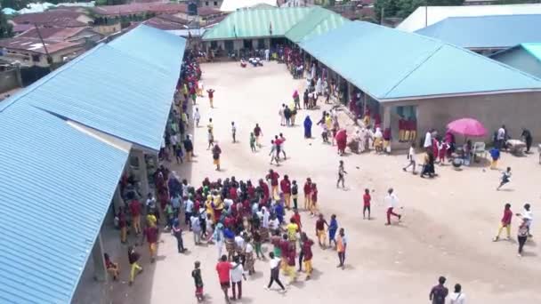 2022年1月24日 ナサラワ州マララバ アフリカの伝統舞踊を行うナイジェリア政府学校の無人飛行機撮影 — ストック動画