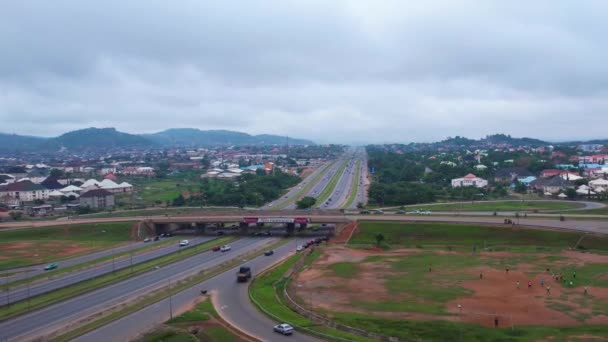 2021年5月4日 ラゴス ナイジェリア アフリカの高速道路で交通渋滞や自動車の崩壊と自動車運転 — ストック動画