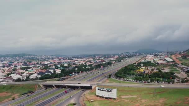 2021年5月4日 尼日利亚拉各斯 交通堵塞或汽车崩溃 以及汽车在非洲高速路上行驶 — 图库视频影像