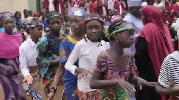 ナイジェリア アフリカの学校で行われている伝統文化ダンサー — ストック動画