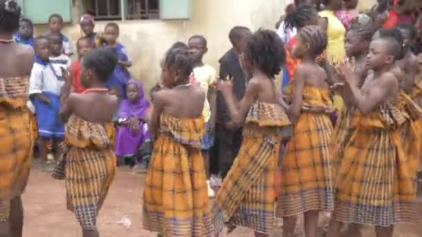 ナイジェリア アフリカの学校で行われている伝統文化ダンサー — ストック動画