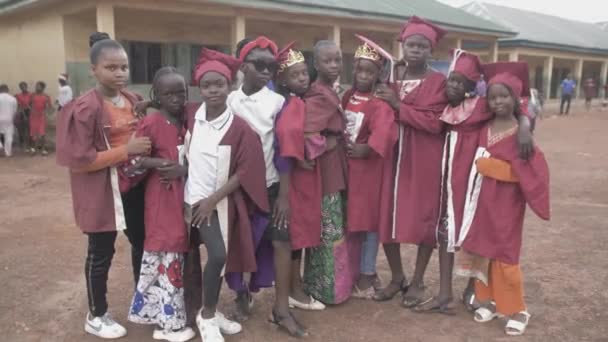 アフリカの顔 ナイジェリアの学校 彼らの卒業式中に — ストック動画