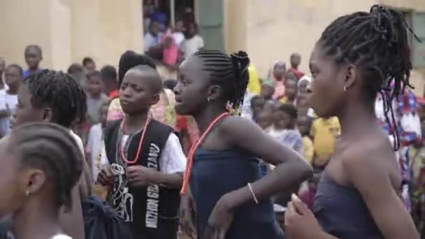 2023年5月27日 ナイジェリア アフリカ政府の学校で行われるアフリカの伝統的な文化舞踊学校 — ストック動画