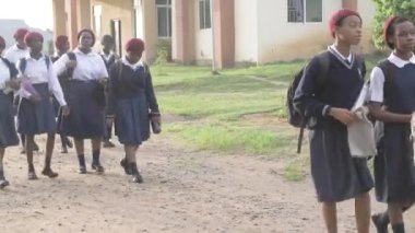 27 Ağustos 2023, Abuja Nijerya: Afrikalı Nijerya öğrencileri konferans odasında öğreniyor, el kaldırıyor, ders notları yazıyor ve sınıfta dinliyorlar. Öğretmenler öğrencilere öğretiyor