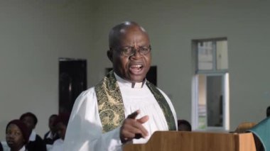 27 Ağustos 2023, Abuja Nijerya: Afrika Nijerya öğrencisi bilgisayar başında oturuyor, notlar alıyor ve sınıfta dinliyor. Bilgisayar dersi sırasında okul çocukları 