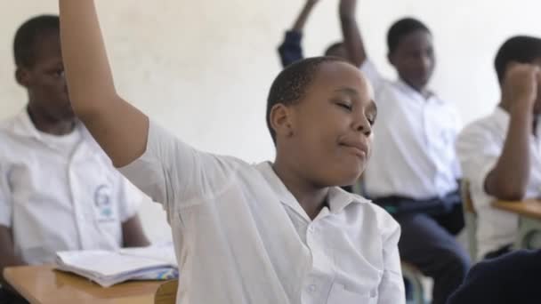 2023年8月27日 アフガニスタンナイジェリア アフリカのナイジェリアの学生がコンピュータの前に座り ノートを取り 教室で聴いていました コンピュータクラス中の学校の子供たち — ストック動画