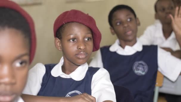 2023年8月27日 ナイジェリア アフリカのナイジェリアの学生は講義室で学び 手を挙げ 講演ノートを書き 教室で聞きます 生徒に教える教師 — ストック動画
