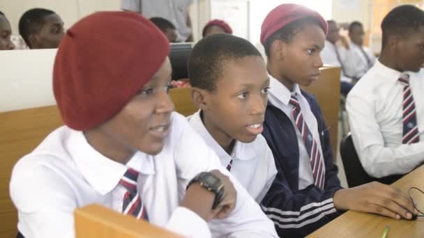 August 2023 Abuja Nigeria Afrikanische Nigerianische Schüler Sitzen Vor Dem — Stockvideo