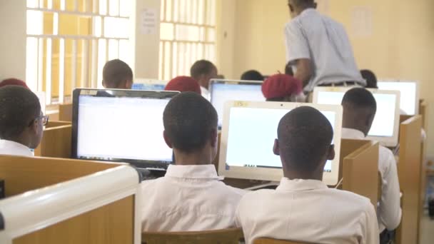 Agosto 2023 Abuja Nigéria Estudante África Nigéria Sentado Frente Computador — Vídeo de Stock
