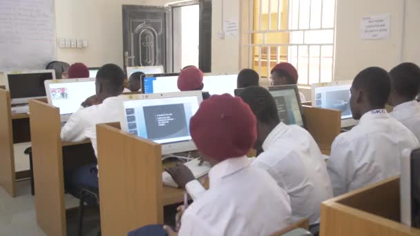 Agustus 2023 Abuja Nigeria Mahasiswa Afrika Nigeria Duduk Depan Komputer — Stok Video