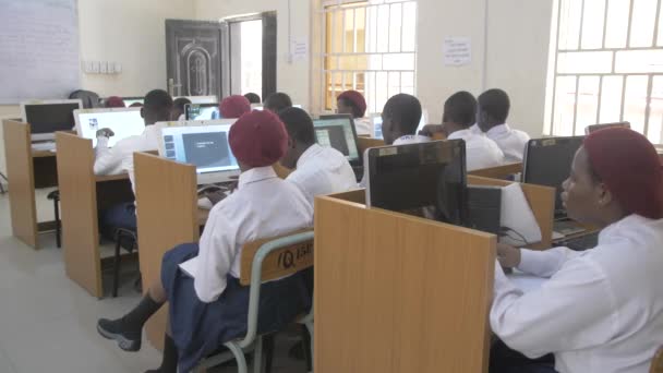 Ağustos 2023 Abuja Nijerya Afrika Nijerya Öğrencisi Bilgisayar Başında Oturuyor — Stok video