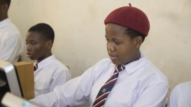 Augustus 2023 Abuja Nigeria Afrika Nigeria Student Zit Achter Computer — Stockvideo