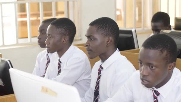 Agosto 2023 Abuja Nigeria Estudiante África Nigeria Sentado Frente Computadora — Vídeos de Stock